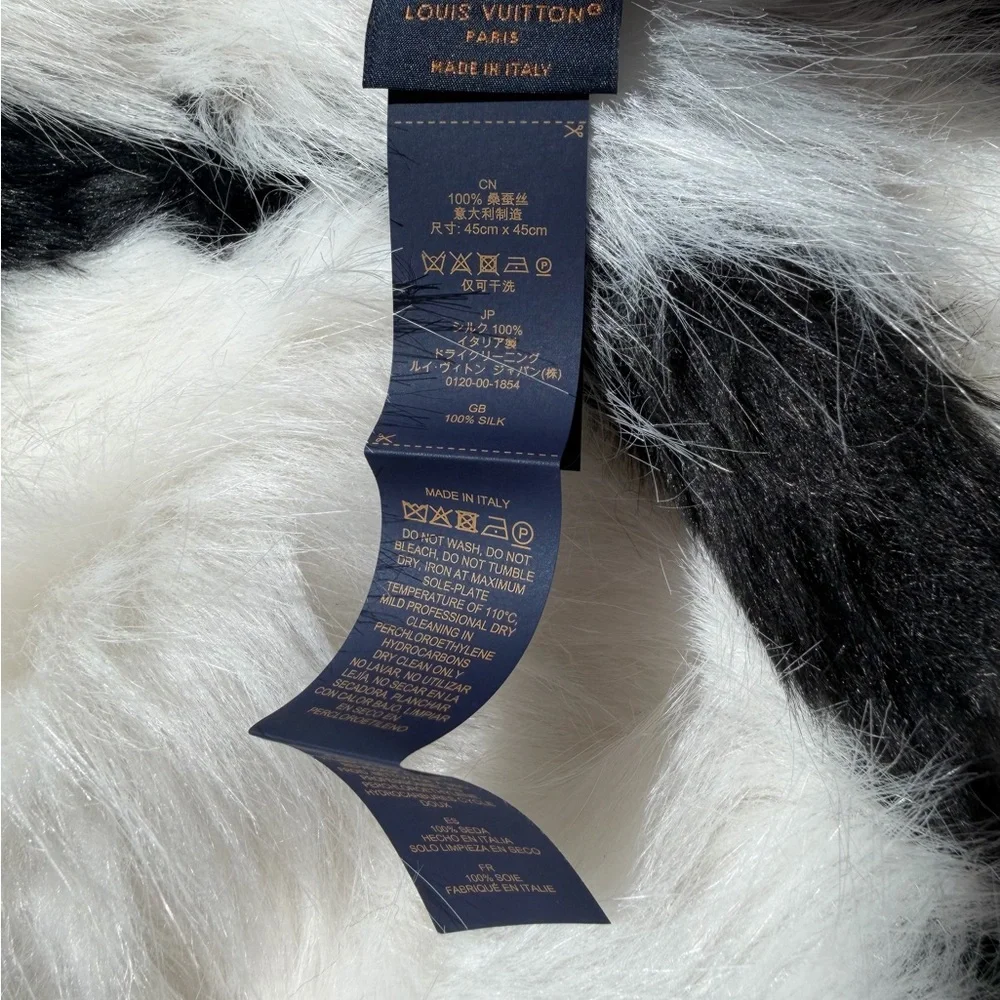 Authentic Louis Vuitton “Trunk In Love” Carré 45 silk scarf (M77556) - Picture 4 of 4